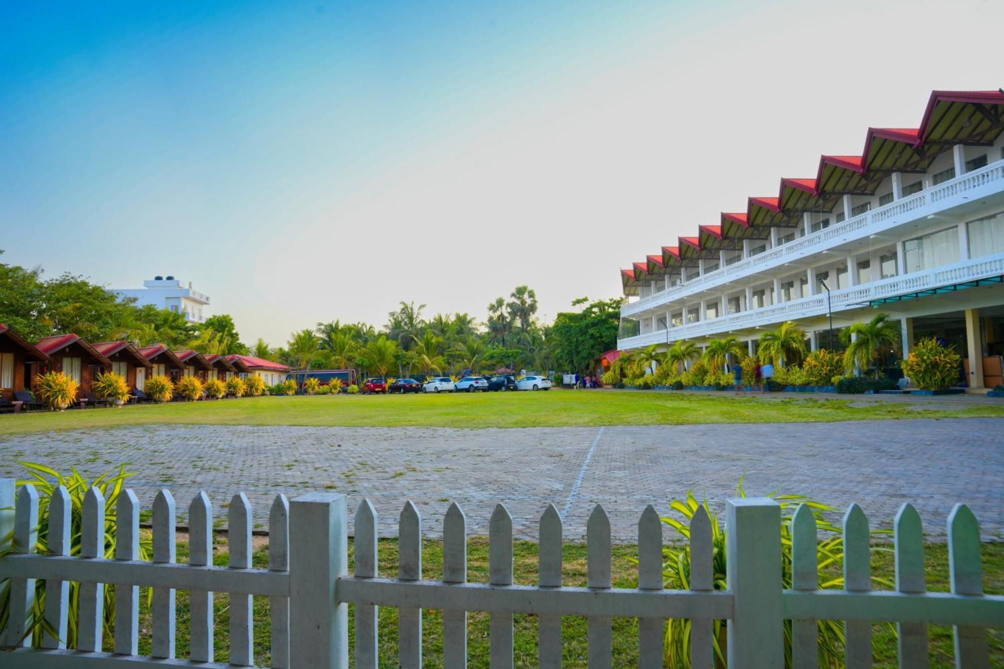 Jkab Beach Resort Trincomalee Extérieur photo